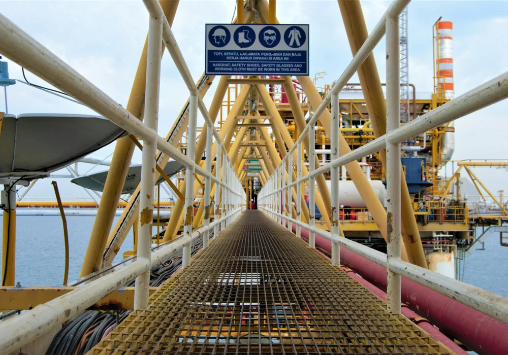 Offshore energy asset walkway